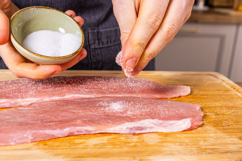 Schweineschnitzel richtig panieren und braten