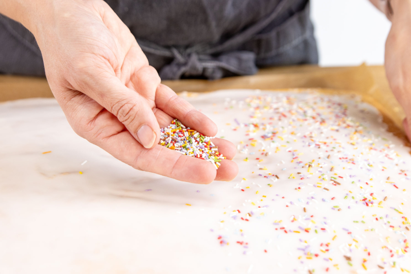 Streusel auf den Selterskuchen streuen