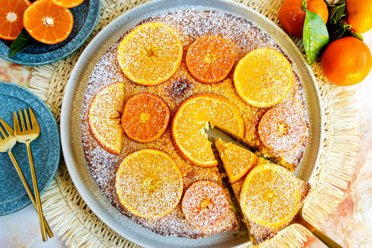 Spanischer Orangenkuchen mit Orangenscheiben