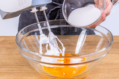 Eier mit Zucker aufschlagen