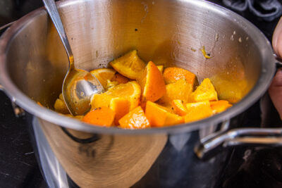 Orangenstücke kochen