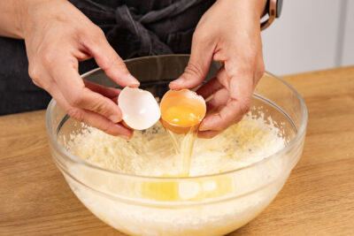 Eier dazugeben.