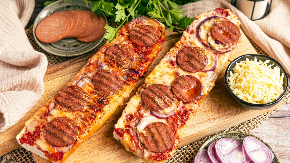 Sucuk Pizza Baguette vom Kontaktgrill