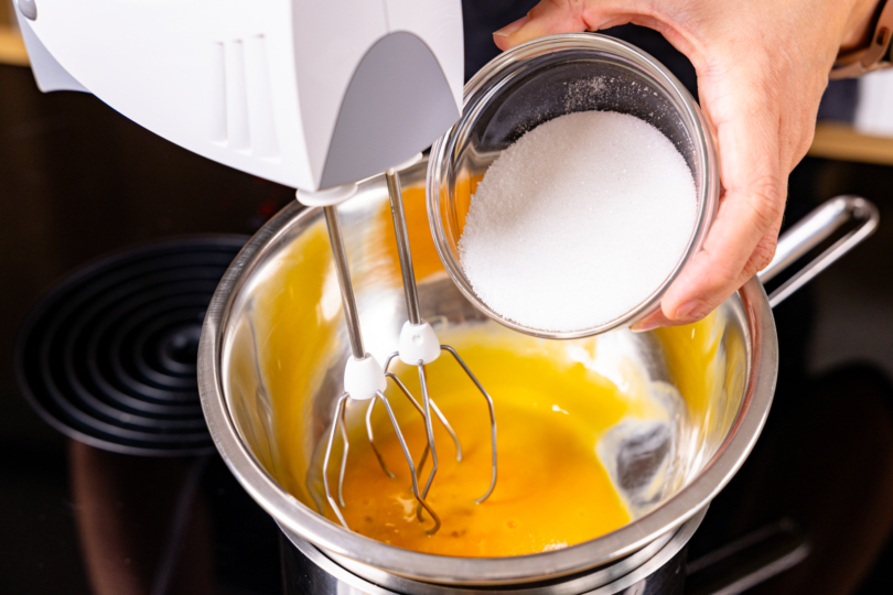 Eigelbe mit Zucker über Wasserbad aufschlagen