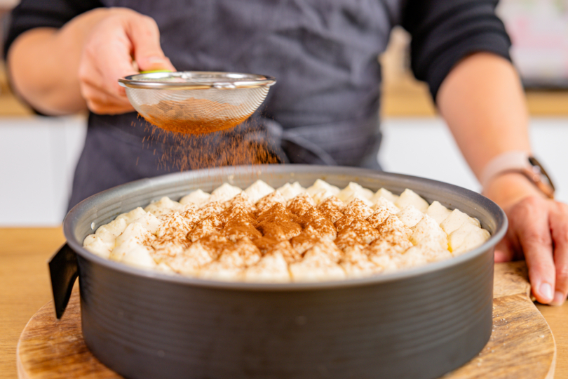 Tiramisu Torte ohne Backen mit Kakao bestäuben