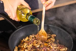 Weißwein in die Pfanne gießen