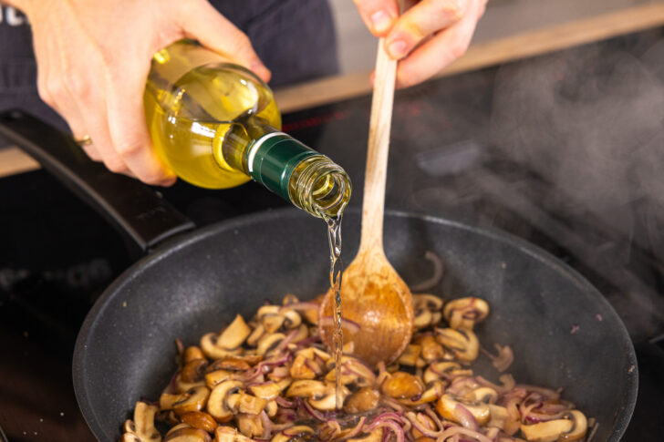 Weißwein in die Pfanne gießen