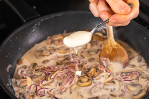 Crème fraîche in die Pfanne geben