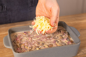 Käse über die Auflaufform verteilen