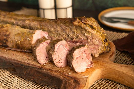 Wildschweinrücken am Knochen gegart