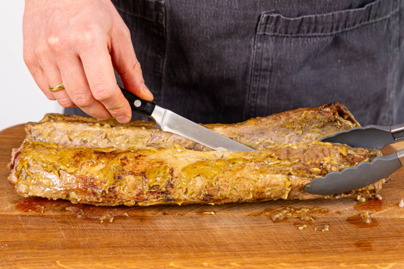 Wildschweinrücken Fleisch vom Knochen lösen