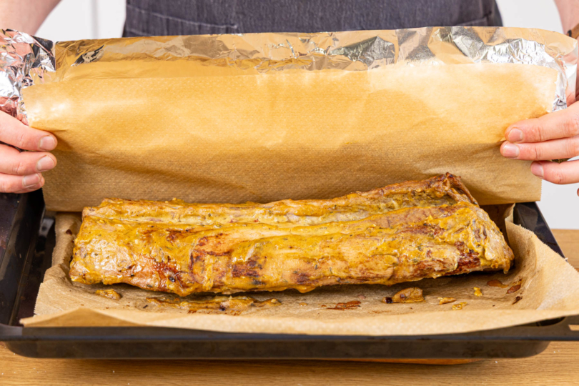 Wildschweinrücken in Backpapier und Alufolie kurz ruhen lassen