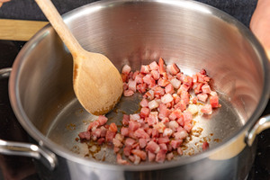 Schinkenspeckwürfel anbraten