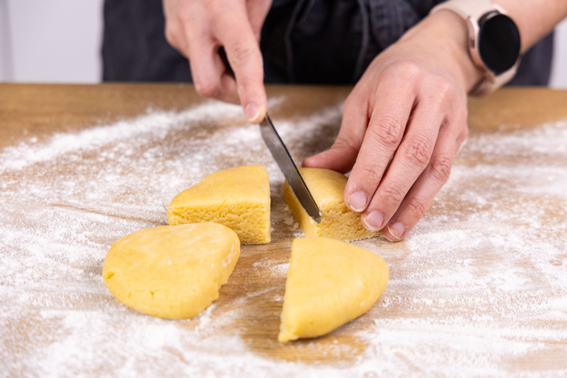 Teig vierteln.