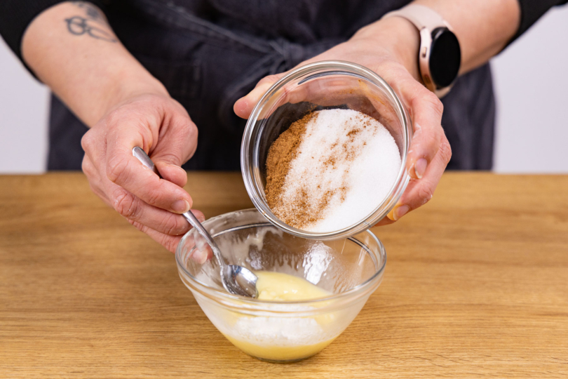 Zucker-Zimt mit Butter vermengen.