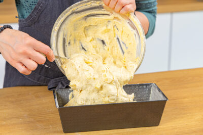 Rührteig in Kastenform fülleb