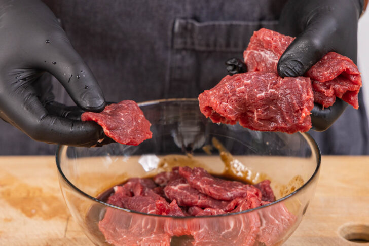 Beef Jerky in eine Schüssel zur Marinade geben