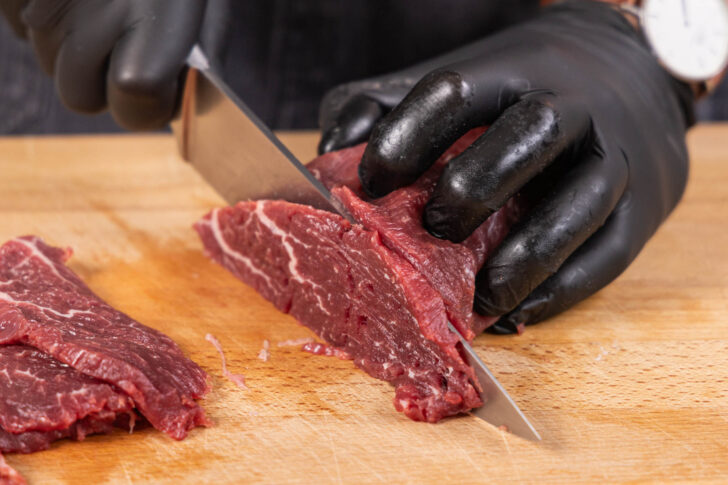 Fleisch in feine Scheiben schneiden