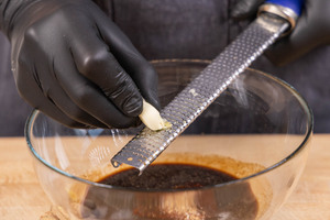Knoblauch in eine Schüssel zur Marinade reiben