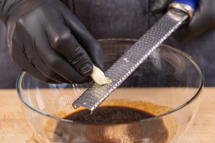 Knoblauch in eine Schüssel zur Marinade reiben