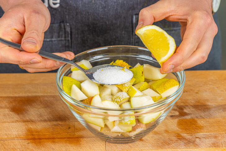 Zucker und Zitronensaft zu Birnen geben