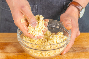 Crumble-Zutaten miteinander verkneten
