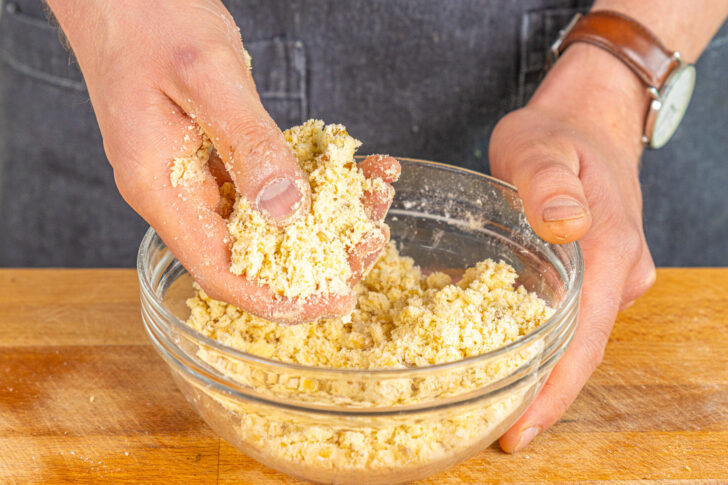 Crumble-Zutaten miteinander verkneten