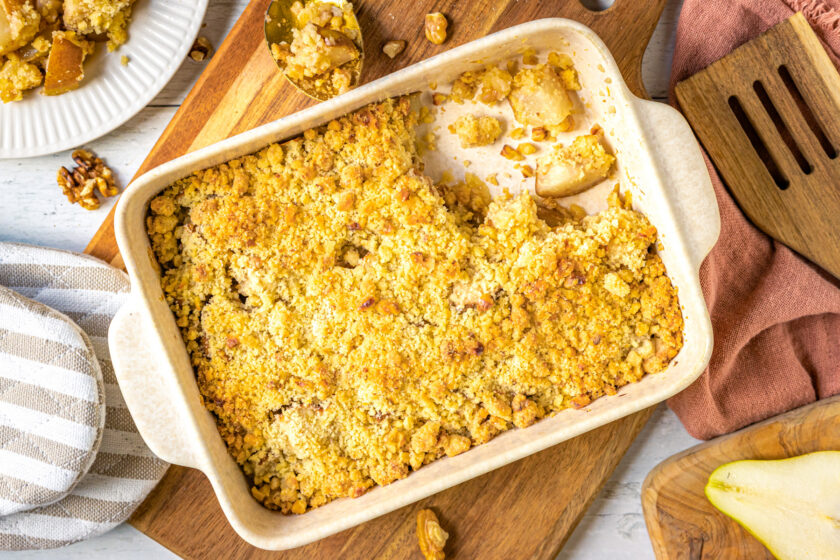 Birnen-Crumble mit Walnüssen frisch zubereitet