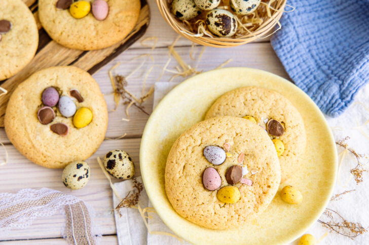 Bunte Oster-Cookies mit Schokoeiern