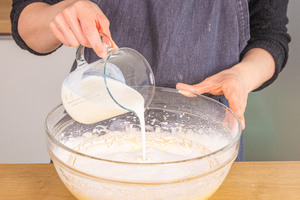 Buttermilch in die Schüssel geben