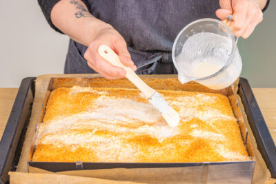 Buttermilchkuchen mit Sahne tränken