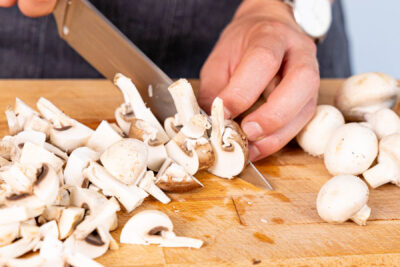 Champignons putzen und in Spalten schneiden