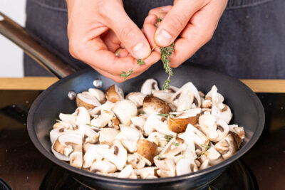 Champignons anbraten und würzen