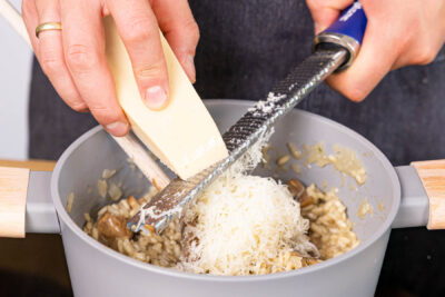 veganen Parmesan zum Risotto reiben