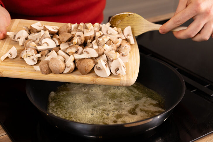 Champignons knusprig anbraten.
