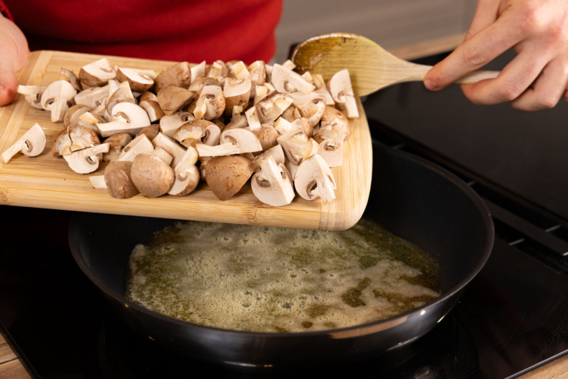 Champignons knusprig anbraten.