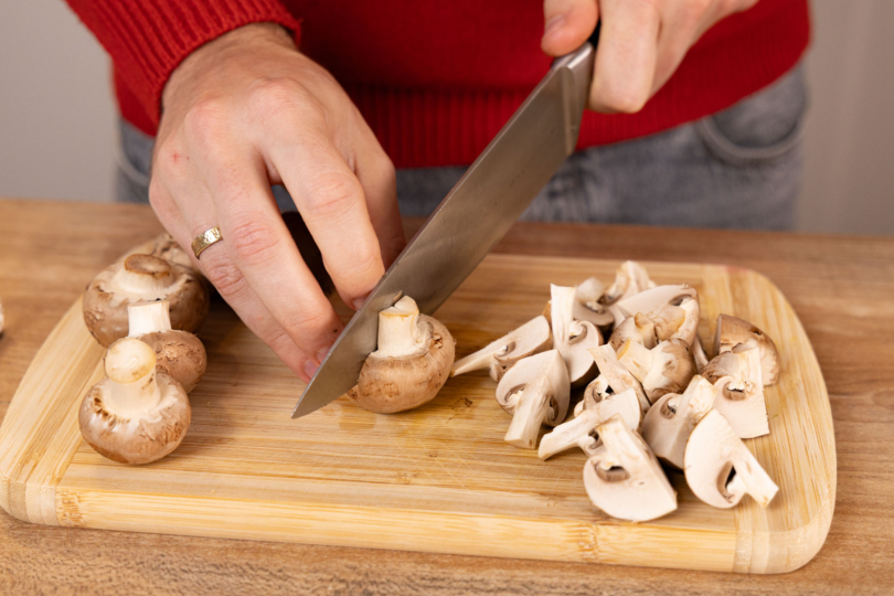 Champignons vierteln.