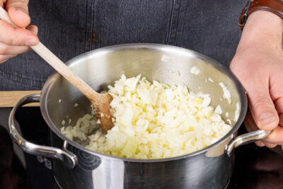 Gemüsewürfel in Ghee anbraten