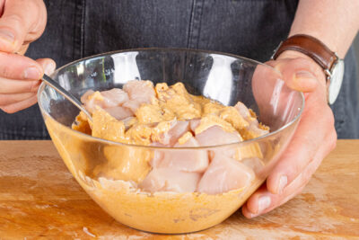 Hähnchen in Stücke schneiden und marinieren