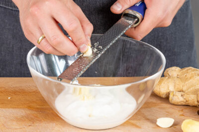 Ingwer und Knoblauch schälen und zum Joghurt reiben