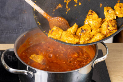 Chicken Tikka Masala im Topf zusammenrühren