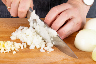 Zwiebeln, Knoblauch und Ingwer schälen und fein würfeln