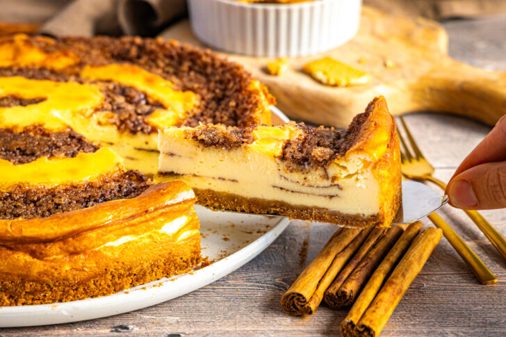 Stück Cinnamon Roll Cheesecake