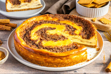 Cinnamon Roll Cheesecake