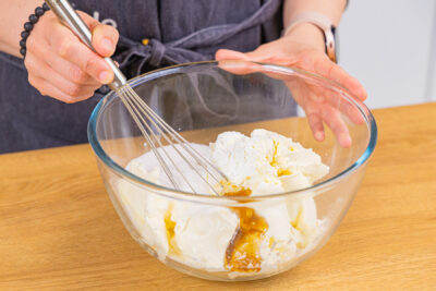 Zutaten für Cheesecakefüllung in einer Schüssel verrühren