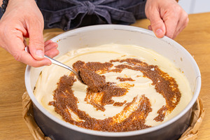 Zimtfüllung auf Cheesecake verteilen