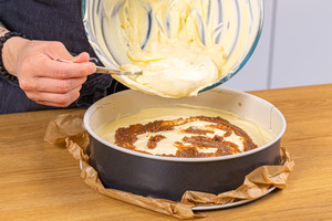 restliche Cheesecakefüllung in Springform geben