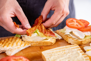 Club Sandwich mit Bacon belegen