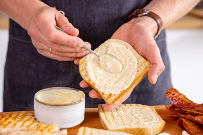 Toastscheiben mit Sauce bestreichen