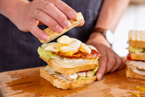 Club Sandwich aus dem Kontaktgrill zuklappen